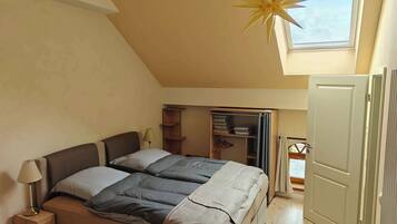 Iron/ironing board, travel cot, free WiFi