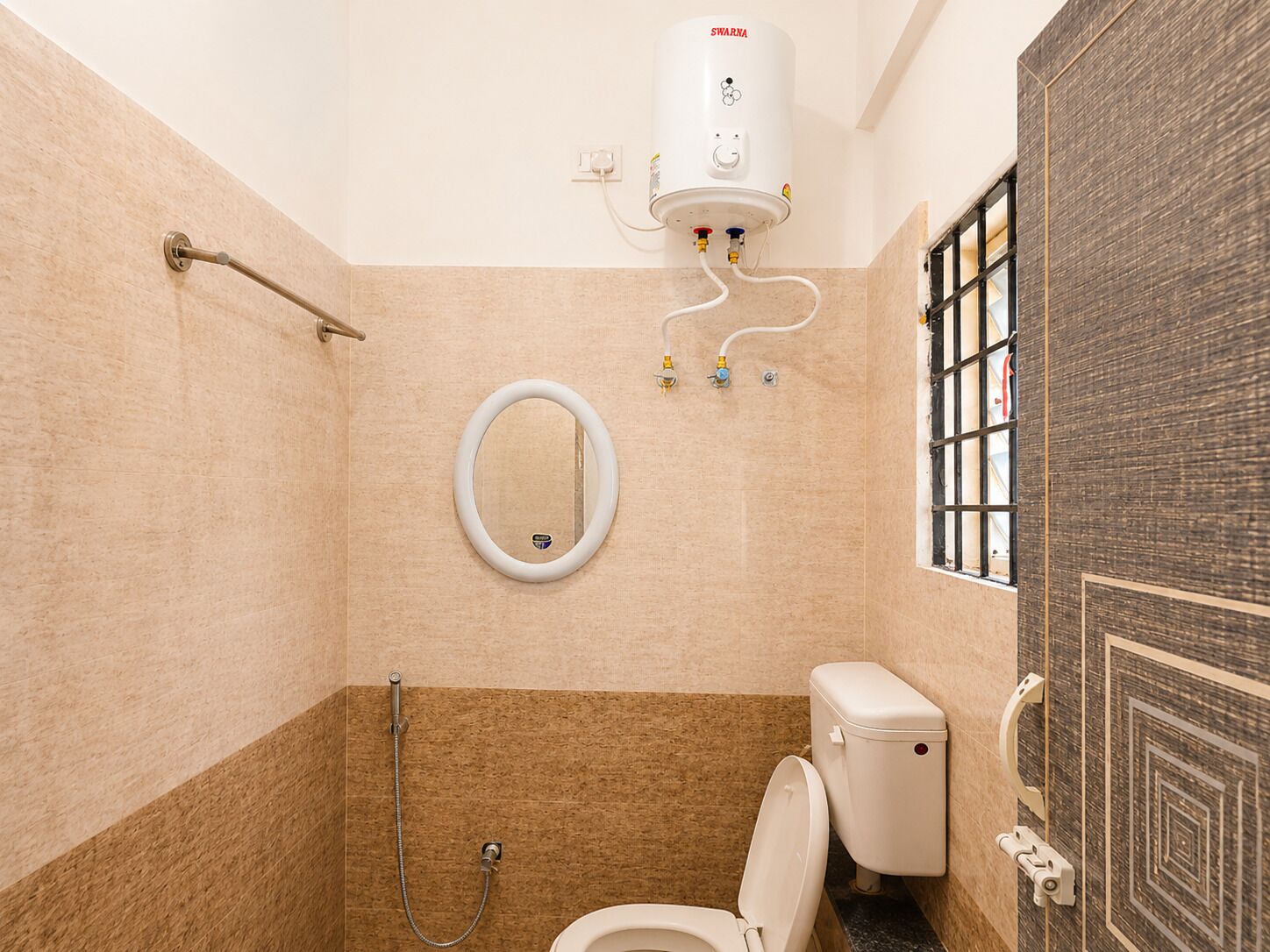 Deluxe Room | Bathroom | Shower, towels, soap, shampoo