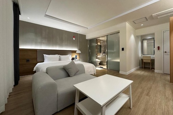 Business Double Room | In-room safe, blackout drapes, soundproofing, WiFi (free)