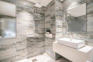 ツインルーム | バスルーム | バスアメニティ (無料)、ヘアドライヤー、スリッパ、タオル