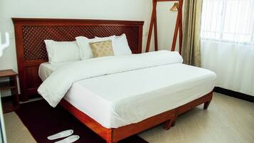 Premium-Studiosuite, Balkon | Schreibtisch, laptopgeeigneter Arbeitsplatz, schallisolierte Zimmer