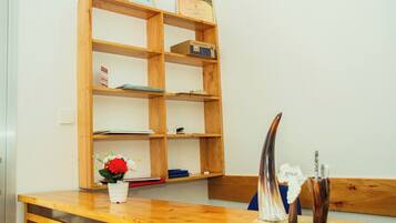 Un mostrador de recepción de madera con un florero, un certificado y un cuerno decorativo.