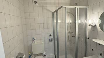 Dusche, Handtücher, Toilettenpapier