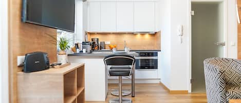 Fridge, oven, stovetop, dishwasher