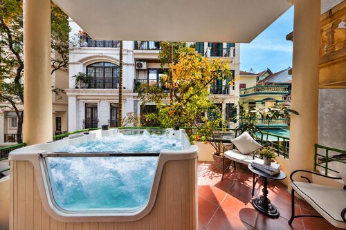 Jacuzzi House West Lake with Spacious Balcony