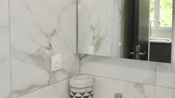 Dusche, Handtücher, Seife, Toilettenpapier