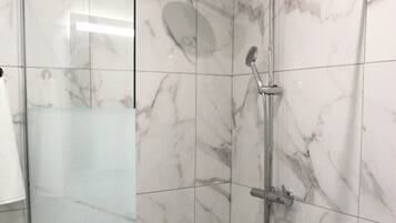 Douche, serviettes fournies, savon, papier toilette