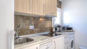 Coffee/tea maker, fridge, microwave, oven
