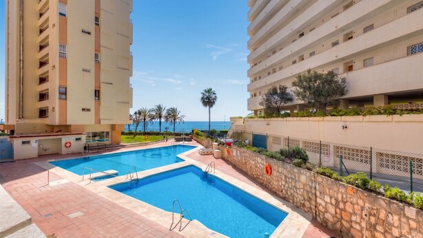 Pool - Beachfront 1-Bedroom, Ocean Views, Bright Balcony (Marbella)