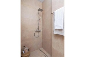 Een douche, een haardroger, handdoeken, zeep