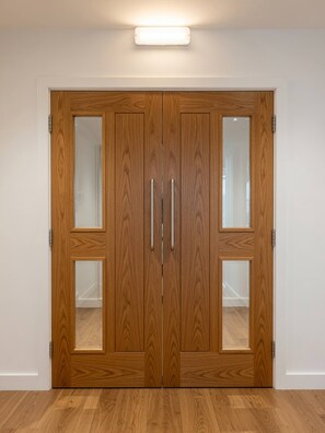 A double wooden door with glass panels and a light fixture above. - 1-bed APT Near LRI NHS Citycenter Sleeps 5 (Leicester)