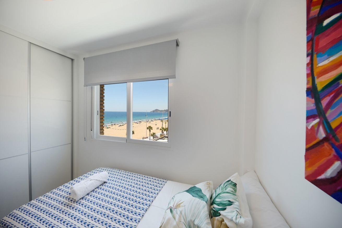 2 slaapkamers, een strijkplank/strijkijzer, reisbedje