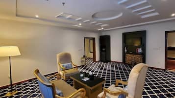 Deluxe Suite, Beachfront | Interior