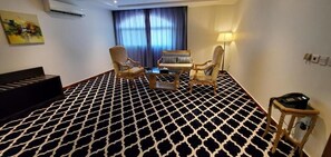 Deluxe suite, aan het strand | Woonruimte