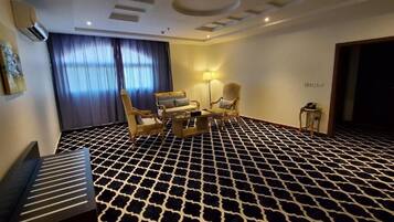 Deluxe Suite, Beachfront | Interior