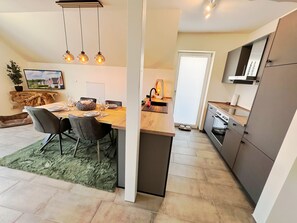 Réfrigérateur, four à micro-ondes, un four, surface de cuisson