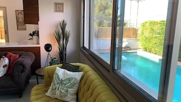 Villa, 5 Bedrooms, Smoking, Private Pool | Living room | Books