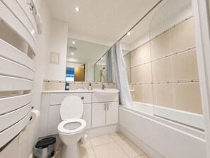 ヘアドライヤー、タオル、石鹸、トイレットペーパー
