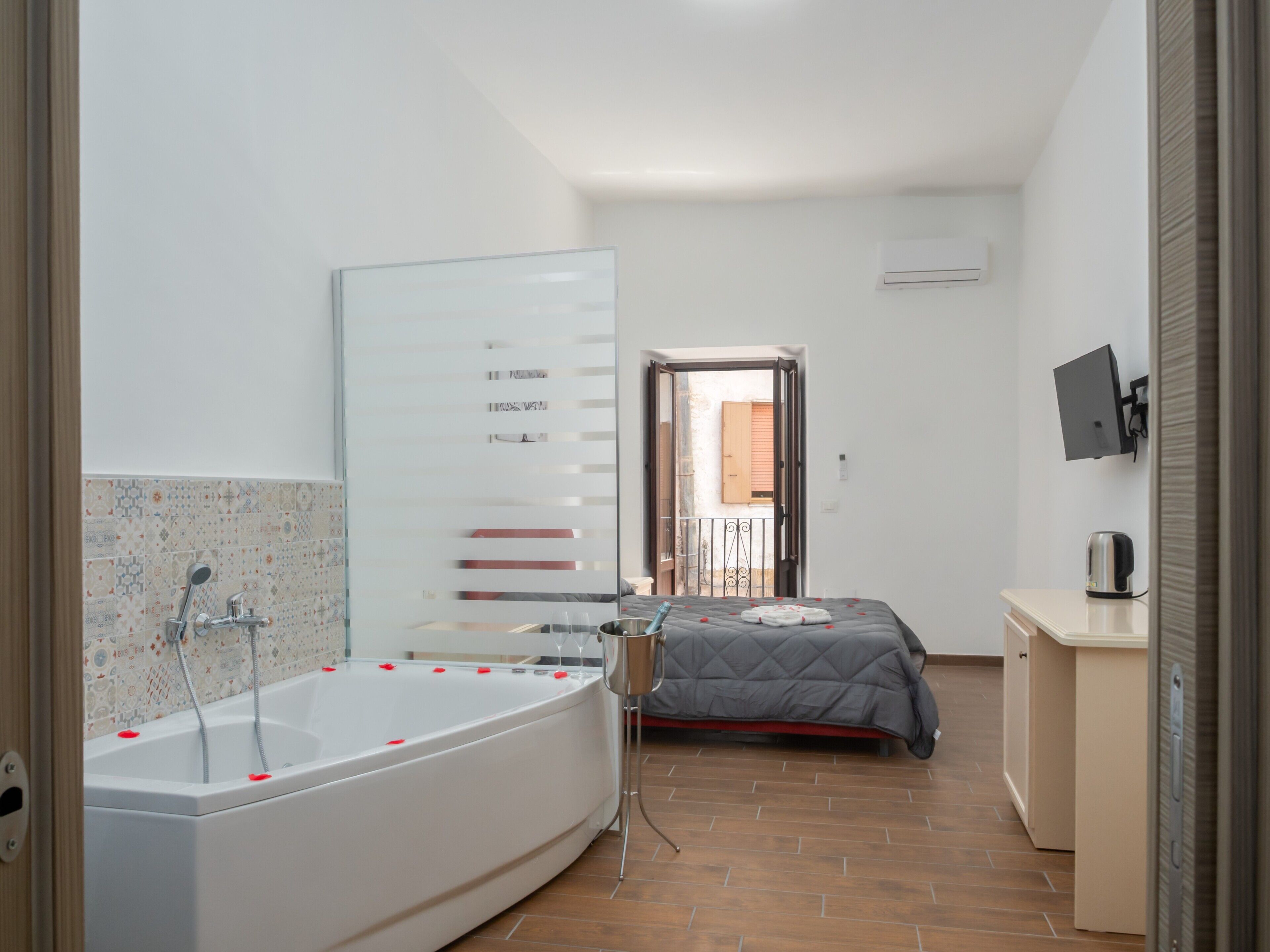 Kahden hengen deluxe-huone, parveke | Ilmainen Wi-Fi