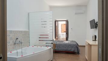 Kahden hengen deluxe-huone, parveke | Ilmainen Wi-Fi