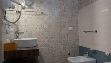 Superior Quadruple Room, Balcony | Bathroom