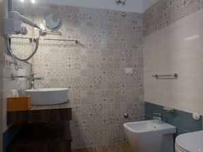 Superior-Vierbettzimmer, Balkon | Badezimmer