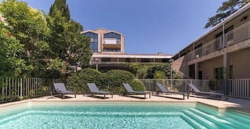 Una piscina al aire libre de temporada