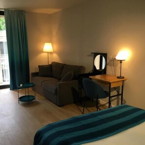 Quadruple Room | Living area - Hôtel Cantosorgue (L'Isle-sur-la-Sorgue)