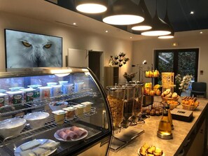 Twin Room | Dining - Hôtel Cantosorgue (L'Isle-sur-la-Sorgue)
