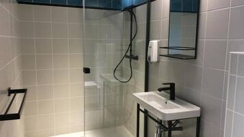 Triple Room | Bathroom