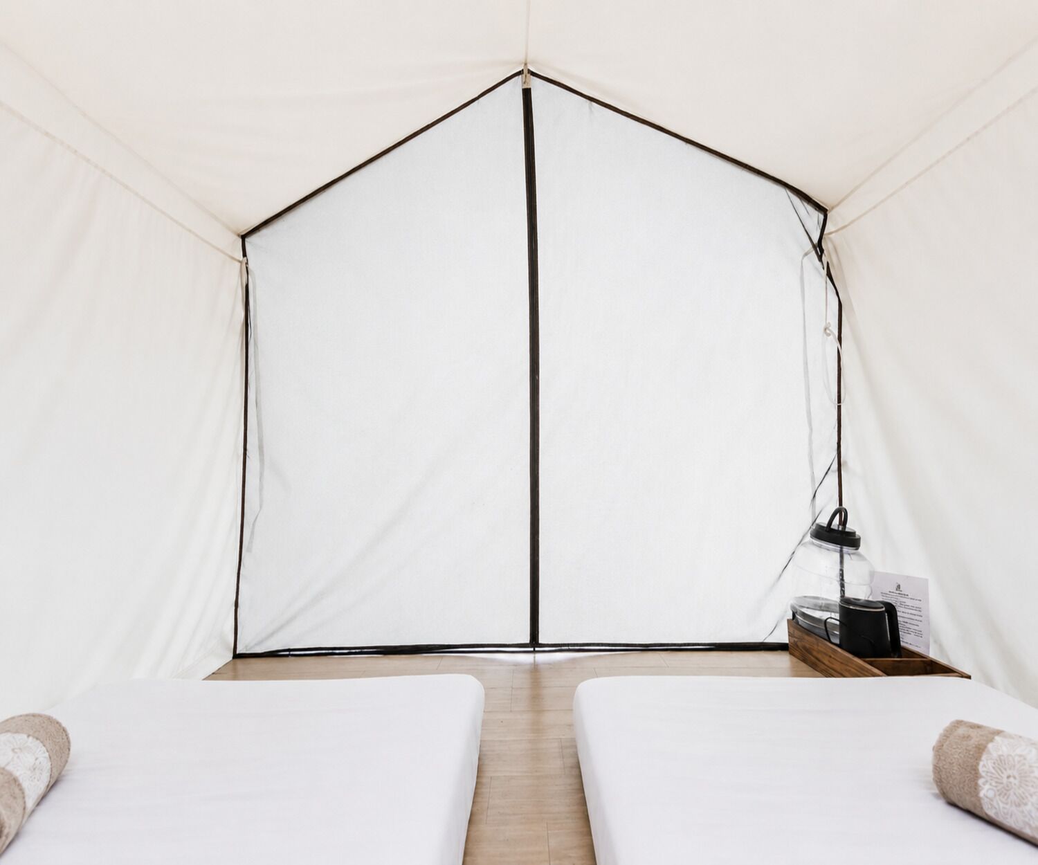 Tent, uitzicht op binnenplaats | Een kluis op de kamer, verduisterende gordijnen, geluiddichte muren