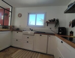 Private kitchen - "Ranoa" House, in a peaceful village—perfect for a family! (Saint-Jean-de-Ceyrargues)