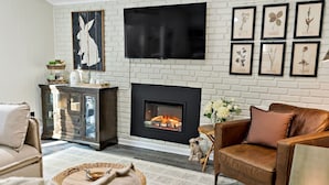 Living area - The Woods, Romantic Mountain escape with hot-tub under the stars! (Hedgesville)
