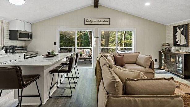 Interior - The Woods, Romantic Mountain escape with hot-tub under the stars! (Hedgesville)