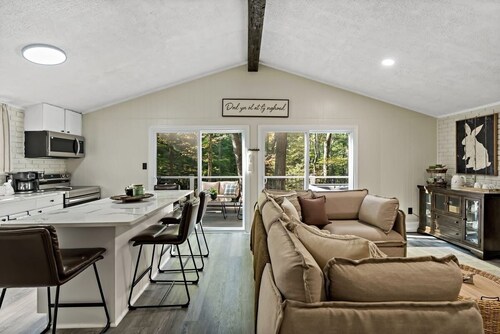 The Woods, Romantic Mountain escape with hot-tub under the stars!