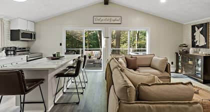 The Woods, Romantic Mountain escape with hot-tub under the stars!