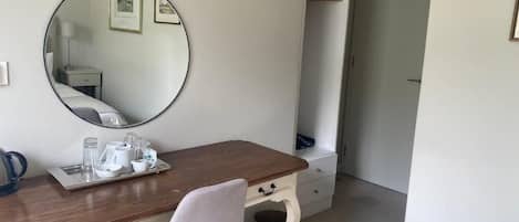 Habitación doble clásica | Escritorio, espacio para trabajar con laptop y cortinas blackout