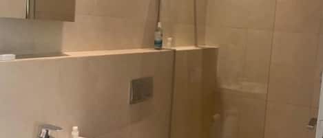 Articles de toilette gratuits, sèche-cheveux, serviettes fournies, savon