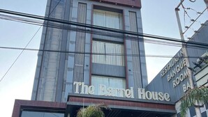 Un edificio con un letrero que dice 'The Barrel House' y 'World' encima.