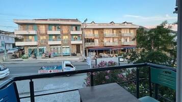 Standard-Doppelzimmer, Balkon, Stadtblick | Speisen im Freien