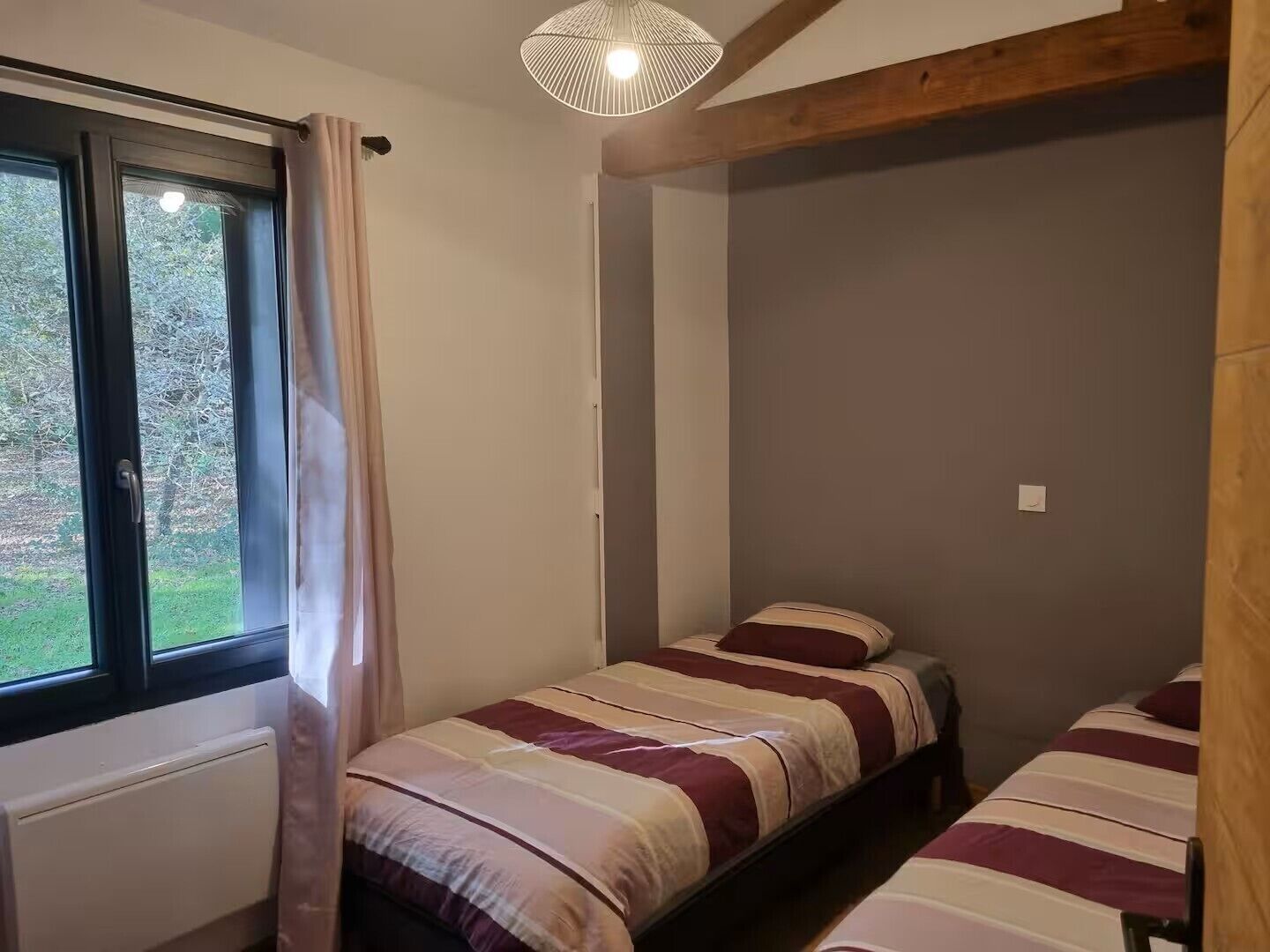 2 slaapkamers, een strijkplank/strijkijzer, internet, beddengoed