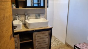 A bathroom with a wooden vanity, two sinks, a mirror, and a shower area. - House in Mimizan, between the lake and the ocean (Mimizan)