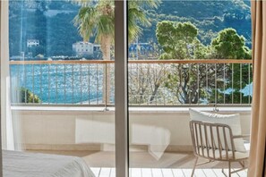 Tabla de planchar con plancha, wifi, ropa de cama