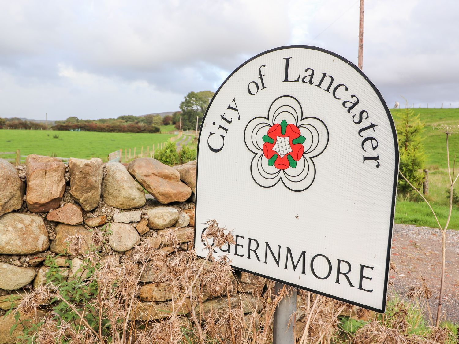Un letrero de la ciudad de Lancaster con un escudo de armas y el nombre 'Qernmore' debajo.