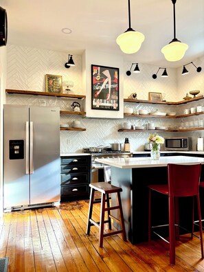 Private kitchen - Middle Manor · 4BR, Sleeps 8 · Parking for 8 Cars · 5 Miles to Pittsburgh (Pittsburgh)