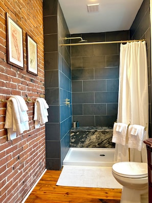 Bathroom - Middle Manor · 4BR, Sleeps 8 · Parking for 8 Cars · 5 Miles to Pittsburgh (Pittsburgh)