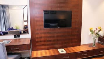Deluxe Double Room, City View | Interior