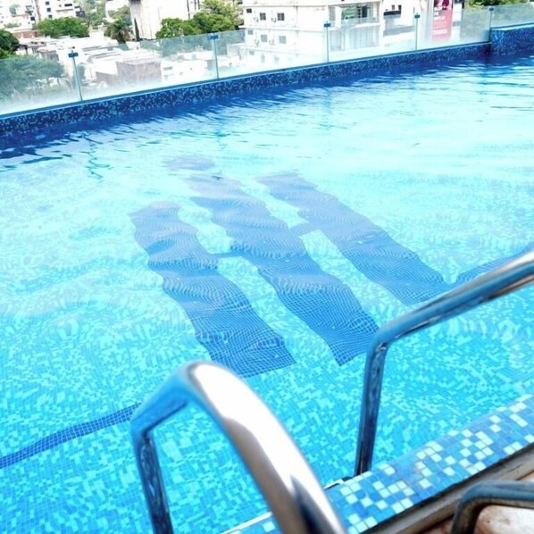 Una piscina al aire libre