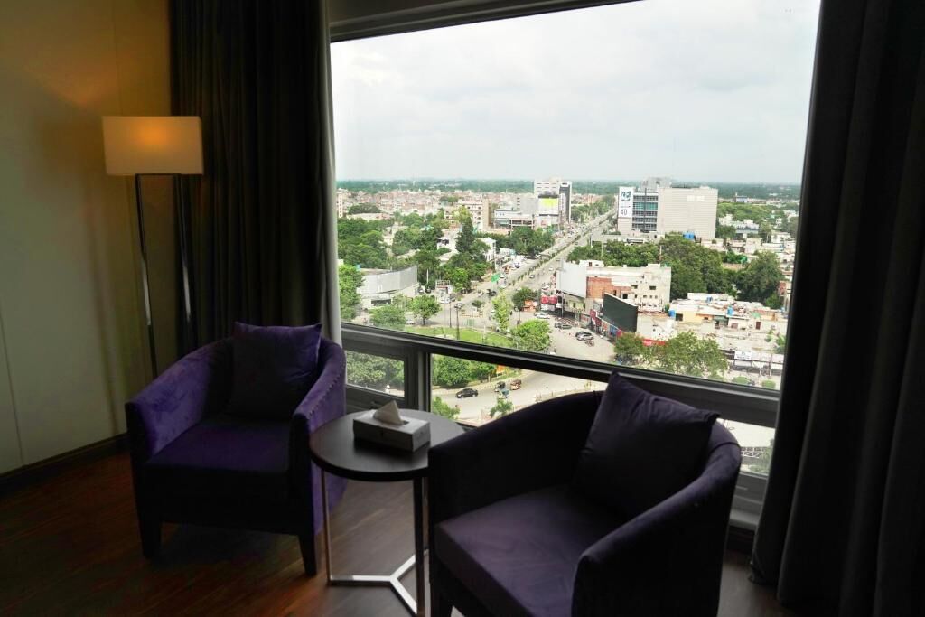 Deluxe Double Room, City View | Interior