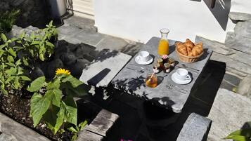 Family Studio (Casa Cecilia Ascona 500m from the) | Outdoor dining